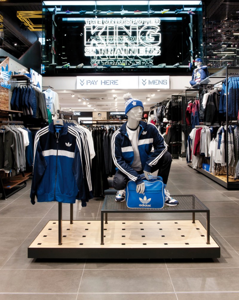 Синтоп привлекает клиентов простотой витринных стеллажей