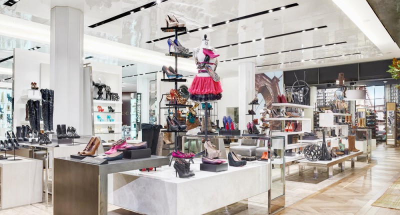 Синтоп предлагает разнообразные индивидуальные решения для витринных полок для различных отраслей промышленности