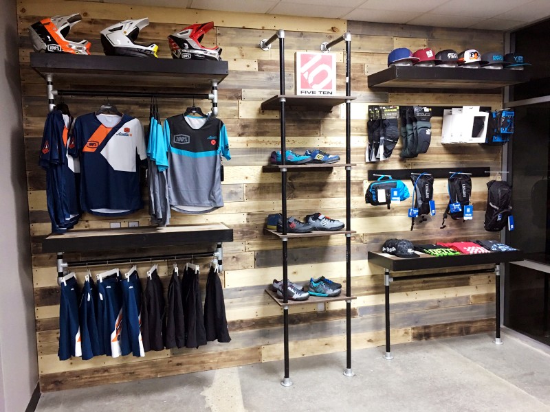 Как использовать индивидуальные стеллажи для розничной торговли