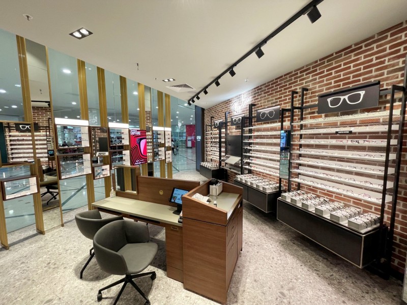 Преимущества индивидуальных стеллажей для выставки товаров для очков