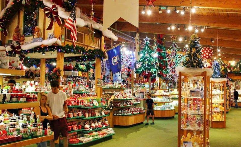 Приверженность Синтоп к высококачественному дизайну и материалам стеллажей для выставки товаров