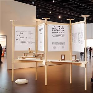 Rak Pameran Berbilang Sisi Kayu