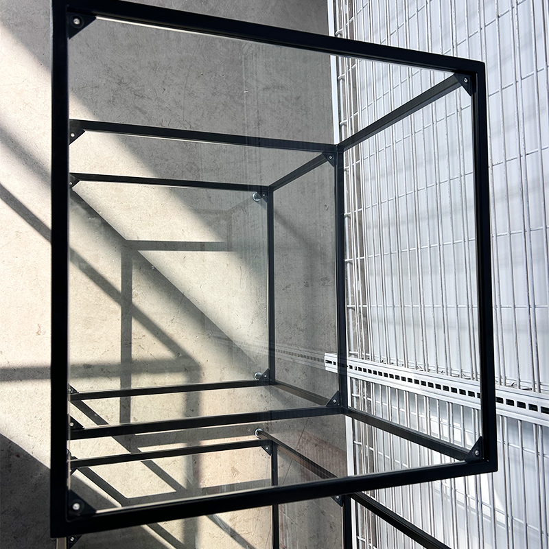 Rak Pajangan Kaca Berbingkai Hitam Tiga Tingkat