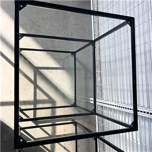 Rak Pajangan Kaca Berbingkai Hitam Tiga Tingkat