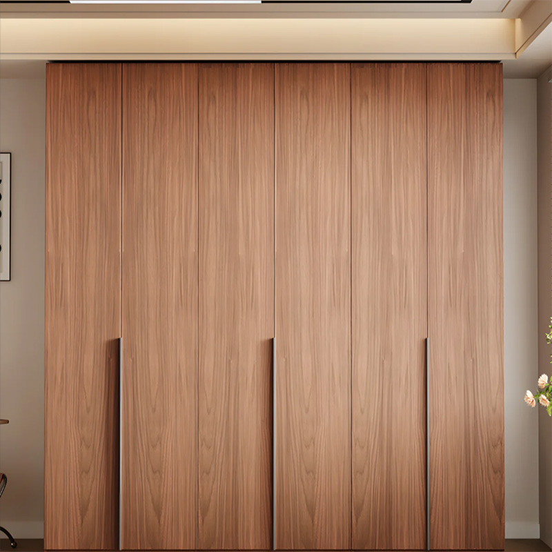 Tủ quần áo âm tường cao hết cỡ bằng gỗ dán veneer, cửa tủ dạng tấm phẳng.