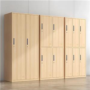 Tủ quần áo nhiều ngăn bằng gỗ sáng màu dành cho không gian dùng chung.