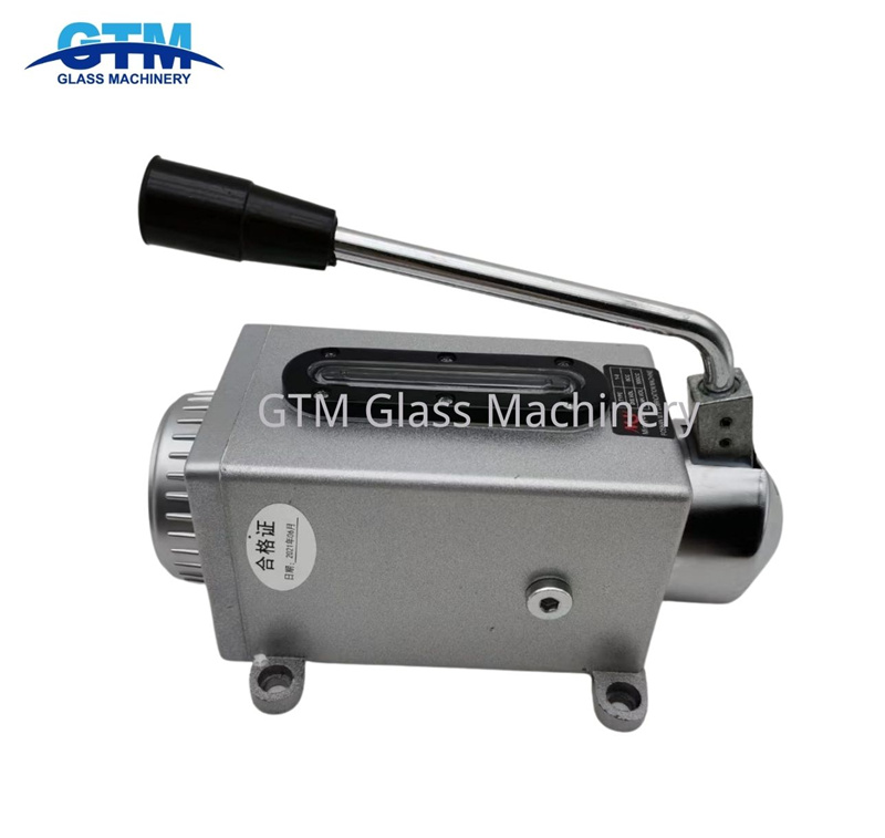 Manual oil pump for glass machine