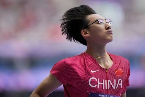 Why don't the optical glasses of hurdlers fall off?