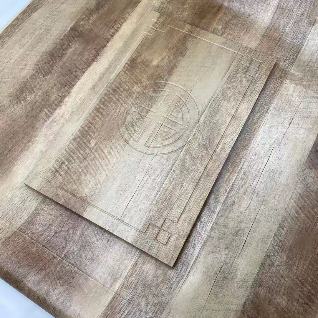 表面にPVC装飾フィルムが刻印されたMDF