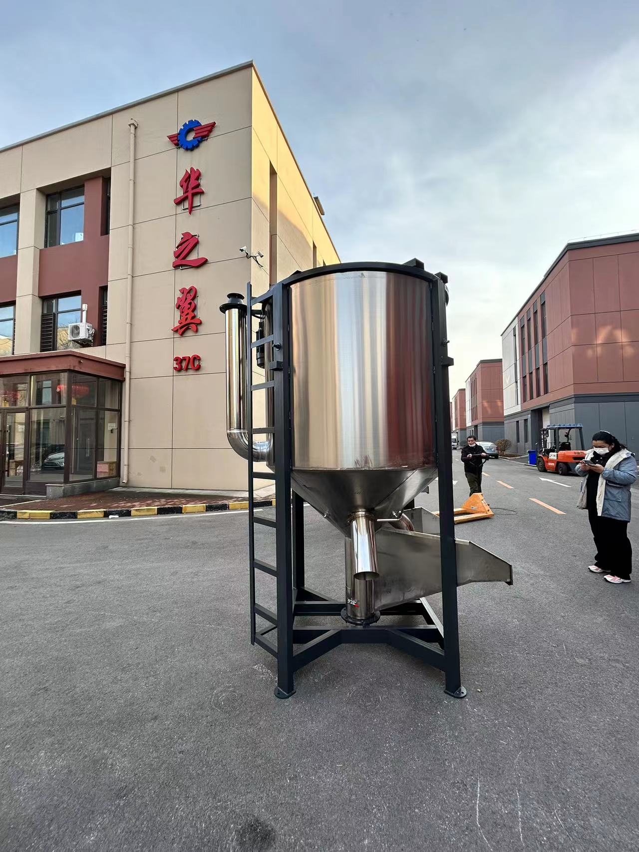Vertical stainless steel mixer for plastic rubber particles