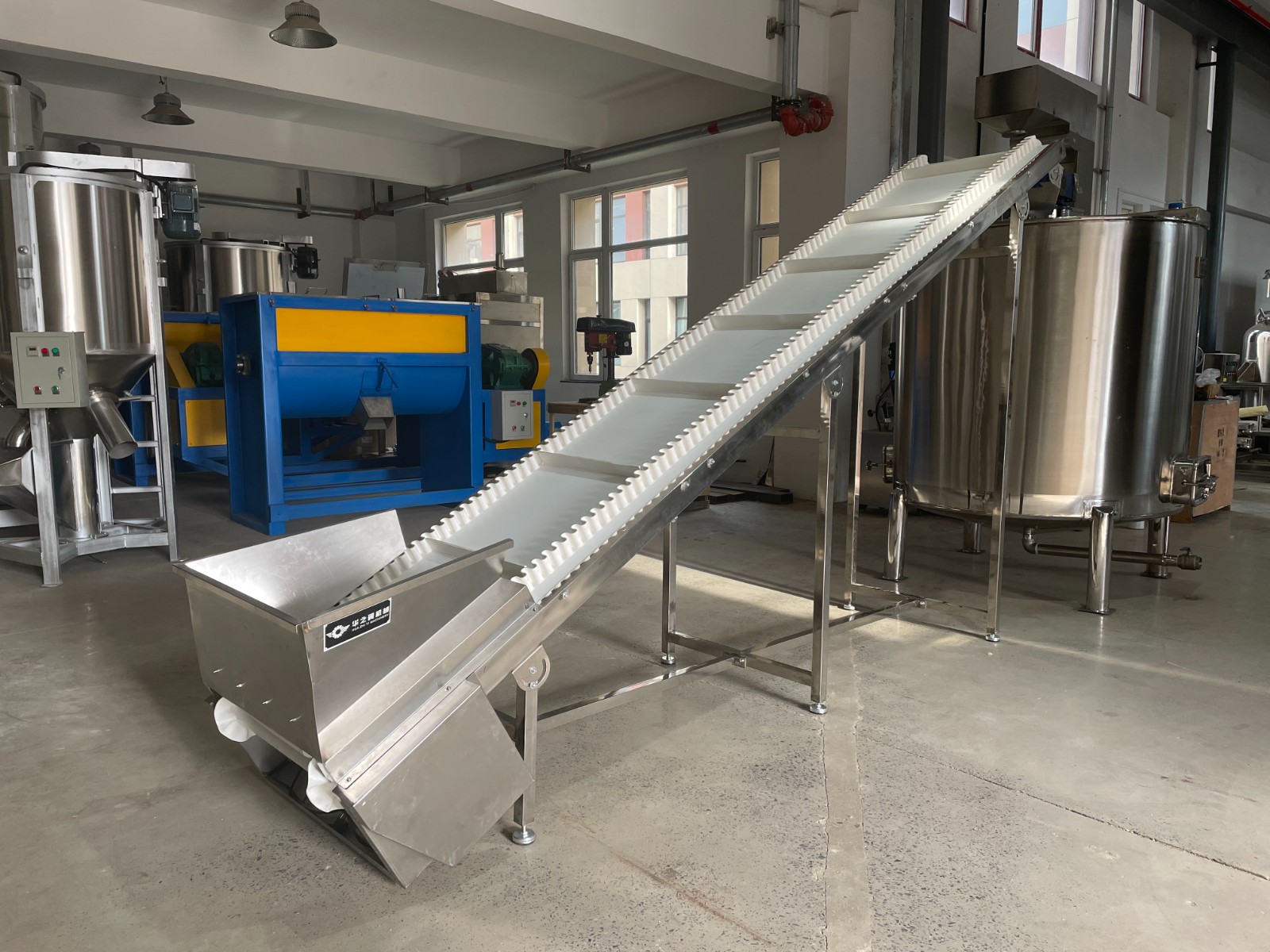 Skirt edge belt conveyor with baffle