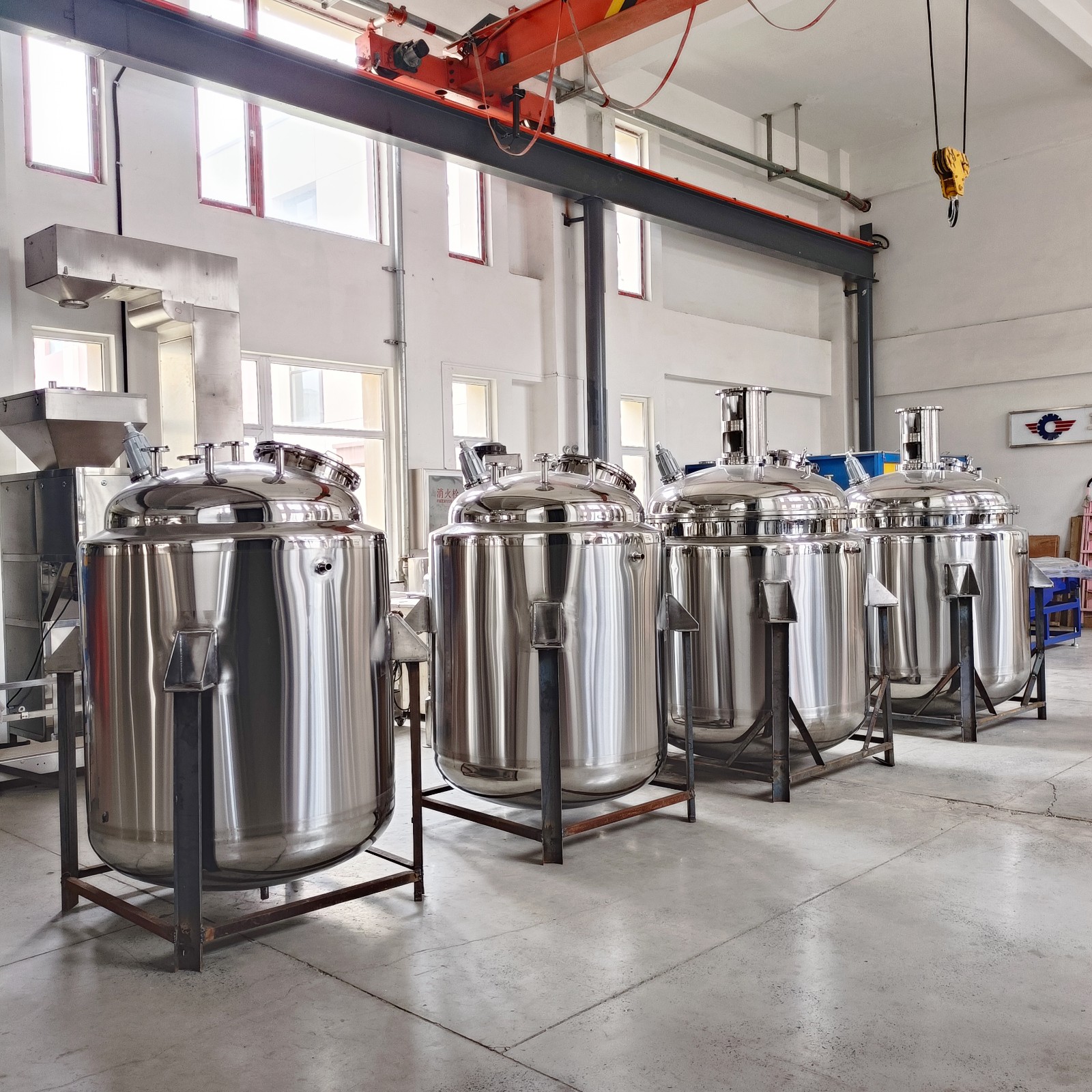 Double layered jacket heating and cooling mixing tank