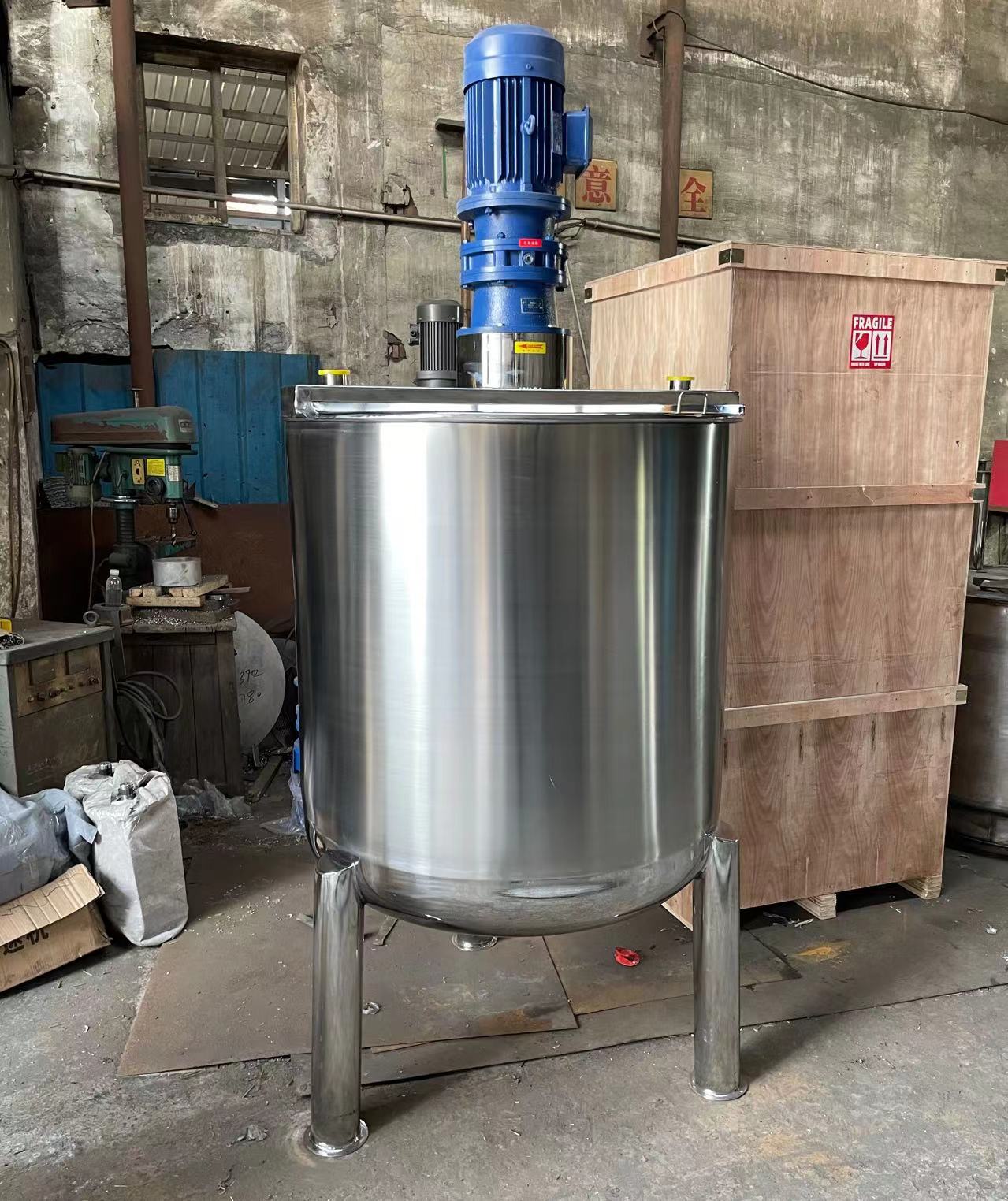 Low speed wall scraping mixing tank