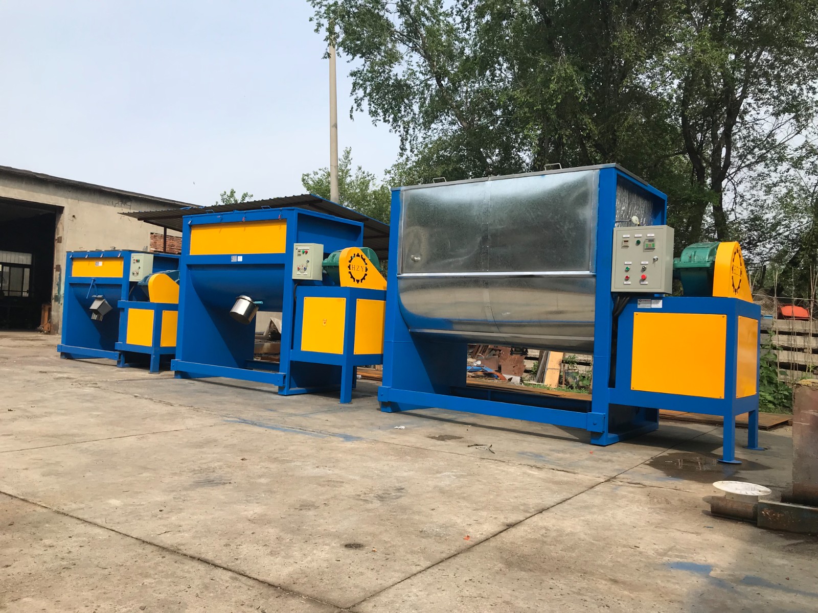 Horizontal powder mixer