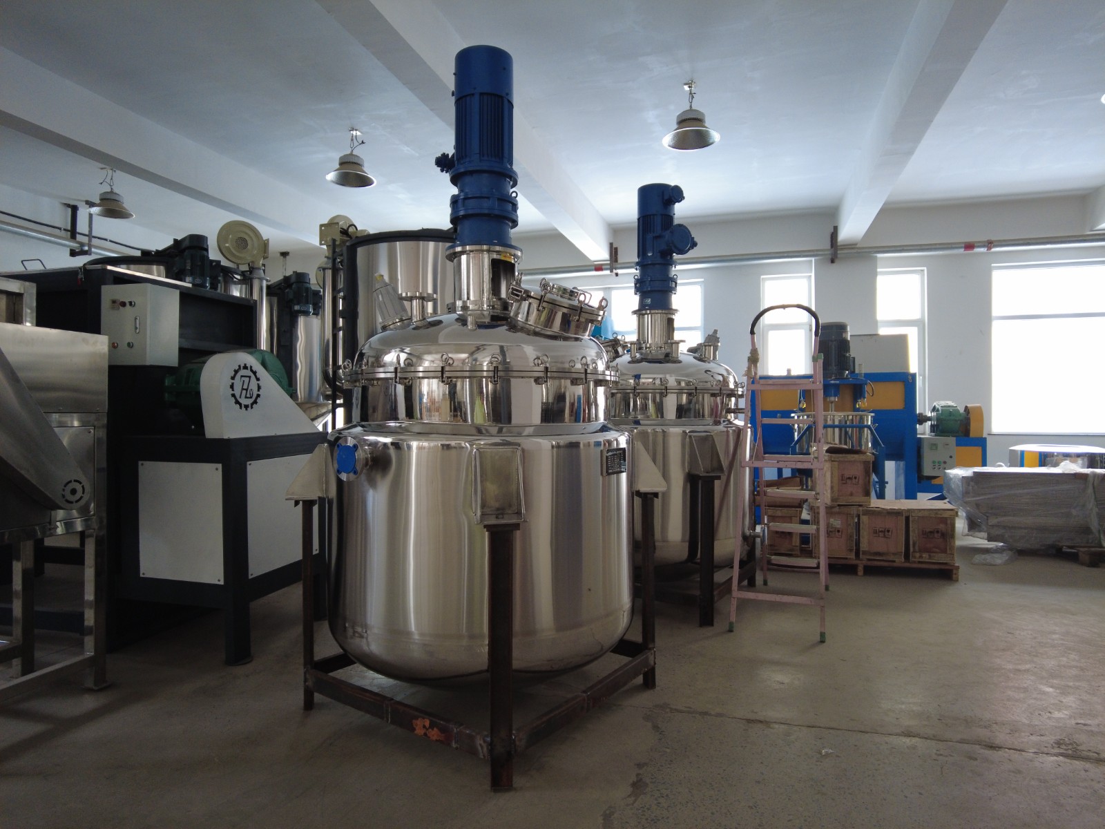 Electric heating scraping wall mixing tank