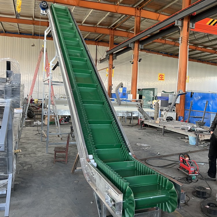 Large angle climbing conveyor belt