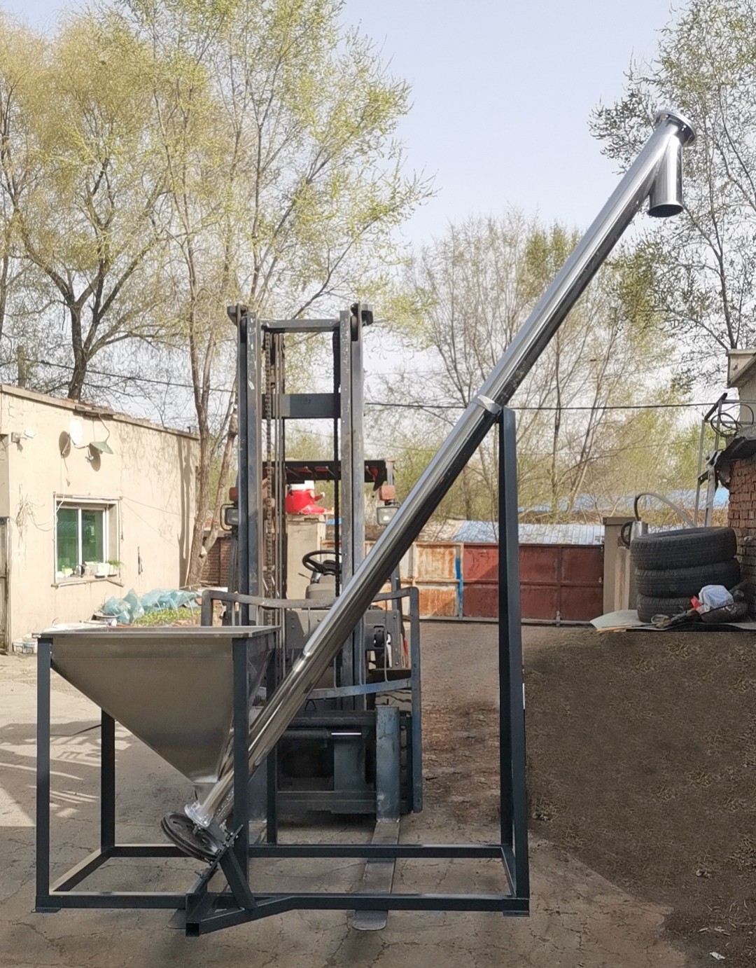 Spiral feeding machine