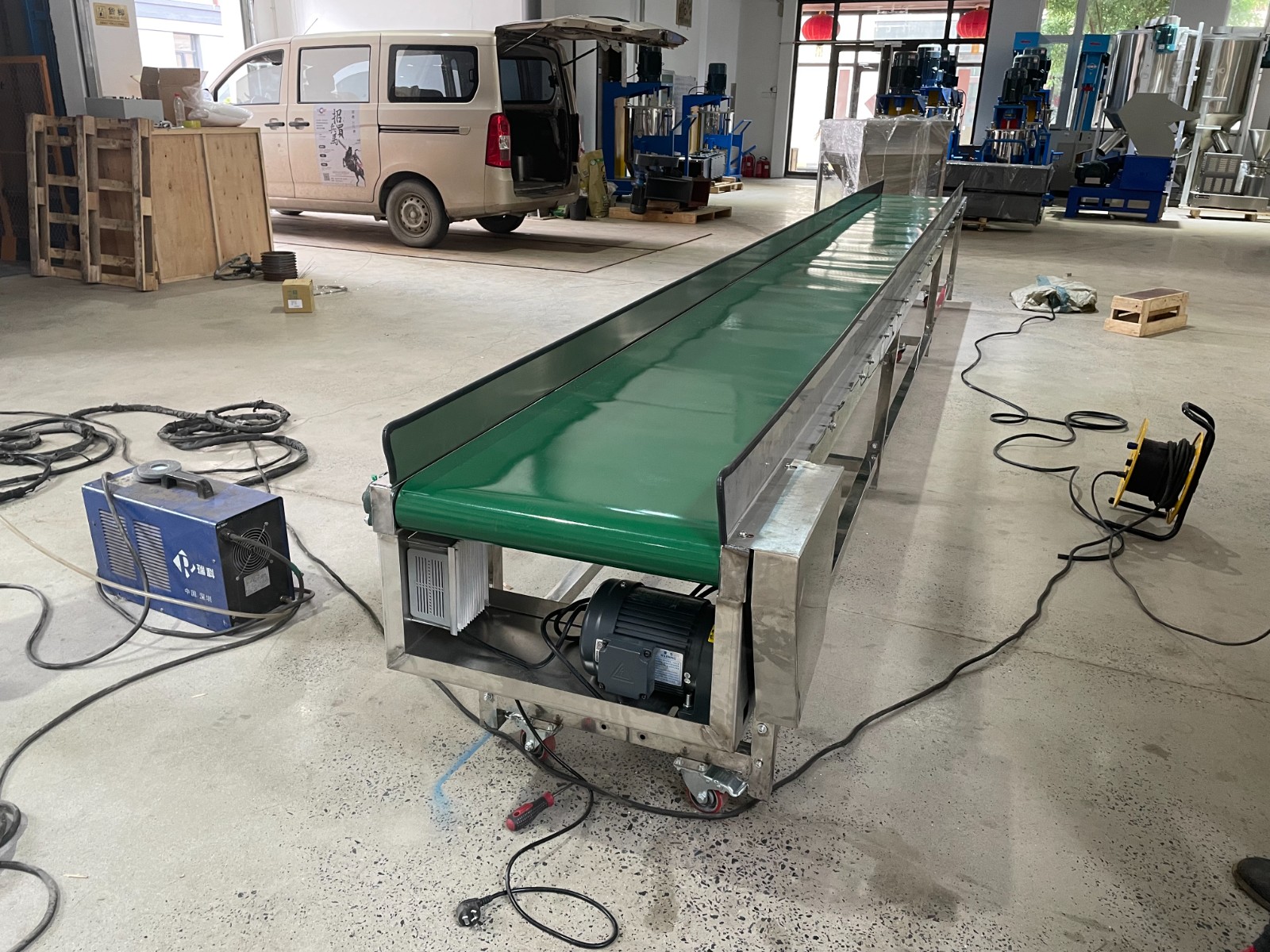 Belt with skirt edge baffle conveyor