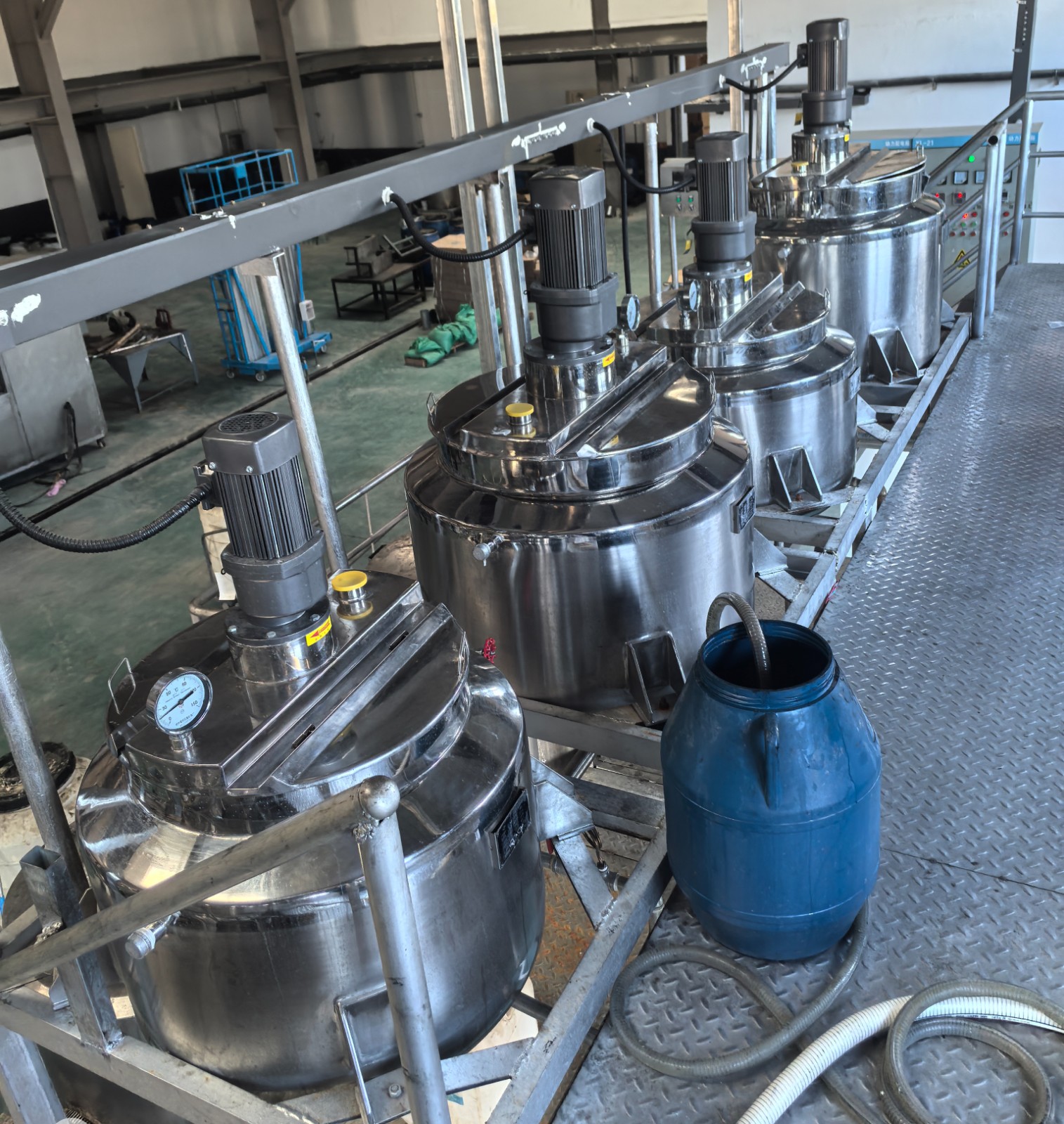 Steam heated mixing tank