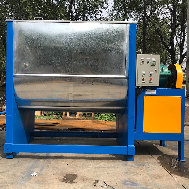 Horizontal dry powder mixer