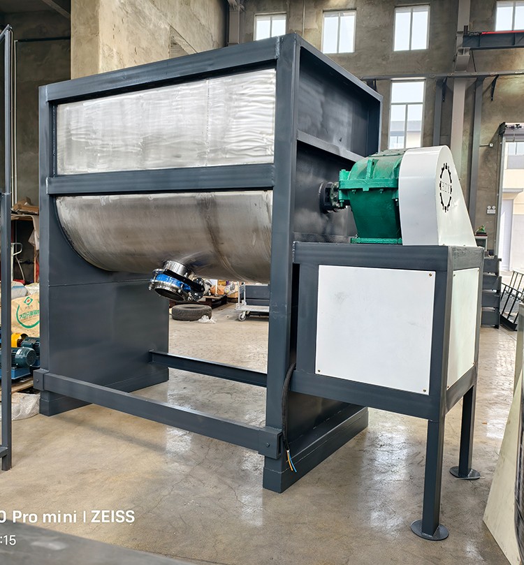 Horizontal dry powder mixer
