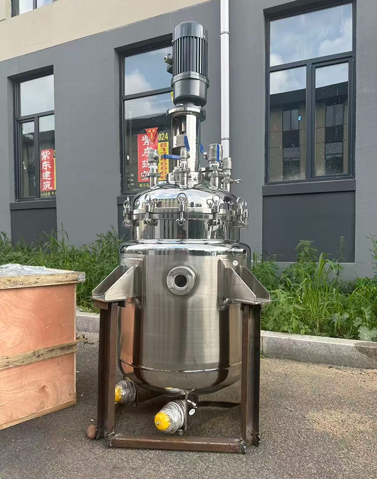Vacuum electric heating reactor