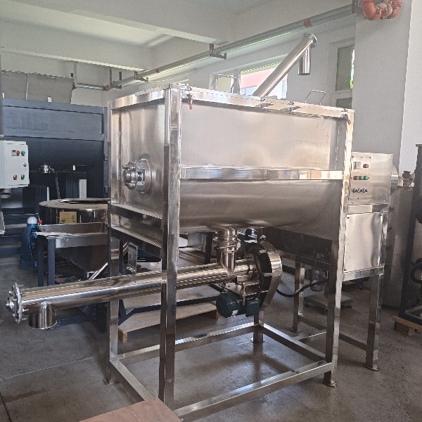 Low speed horizontal mixer