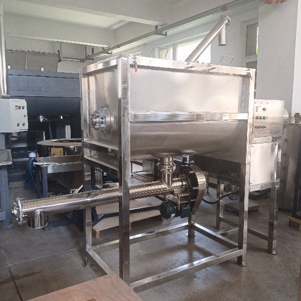 Low speed horizontal mixer