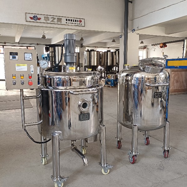 Liquid mixing tank