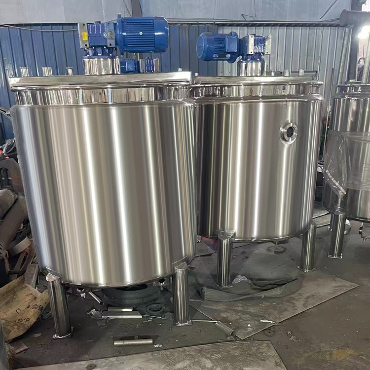 Liquid mixing tank