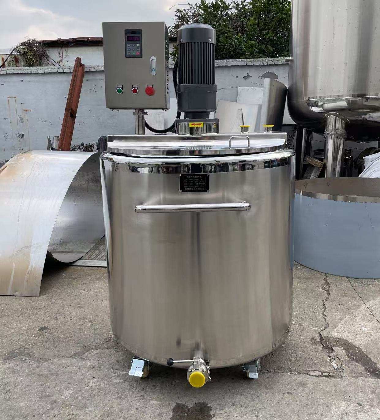 Steam heated mixing tank
