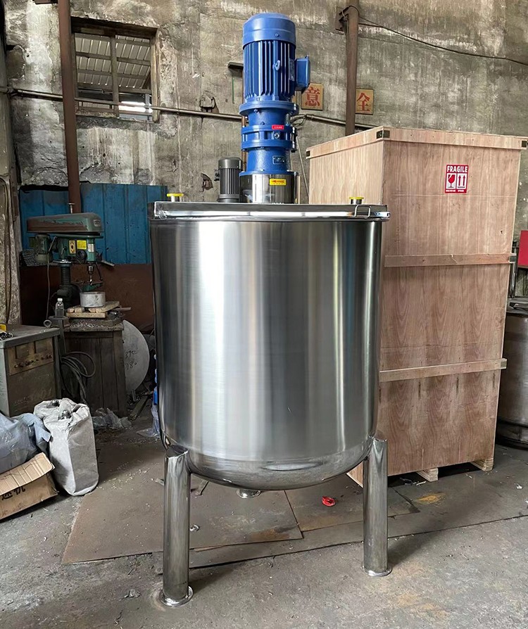 Liquid mixing tank