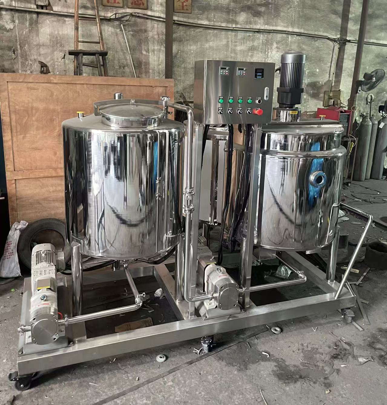 Steam heated mixing tank