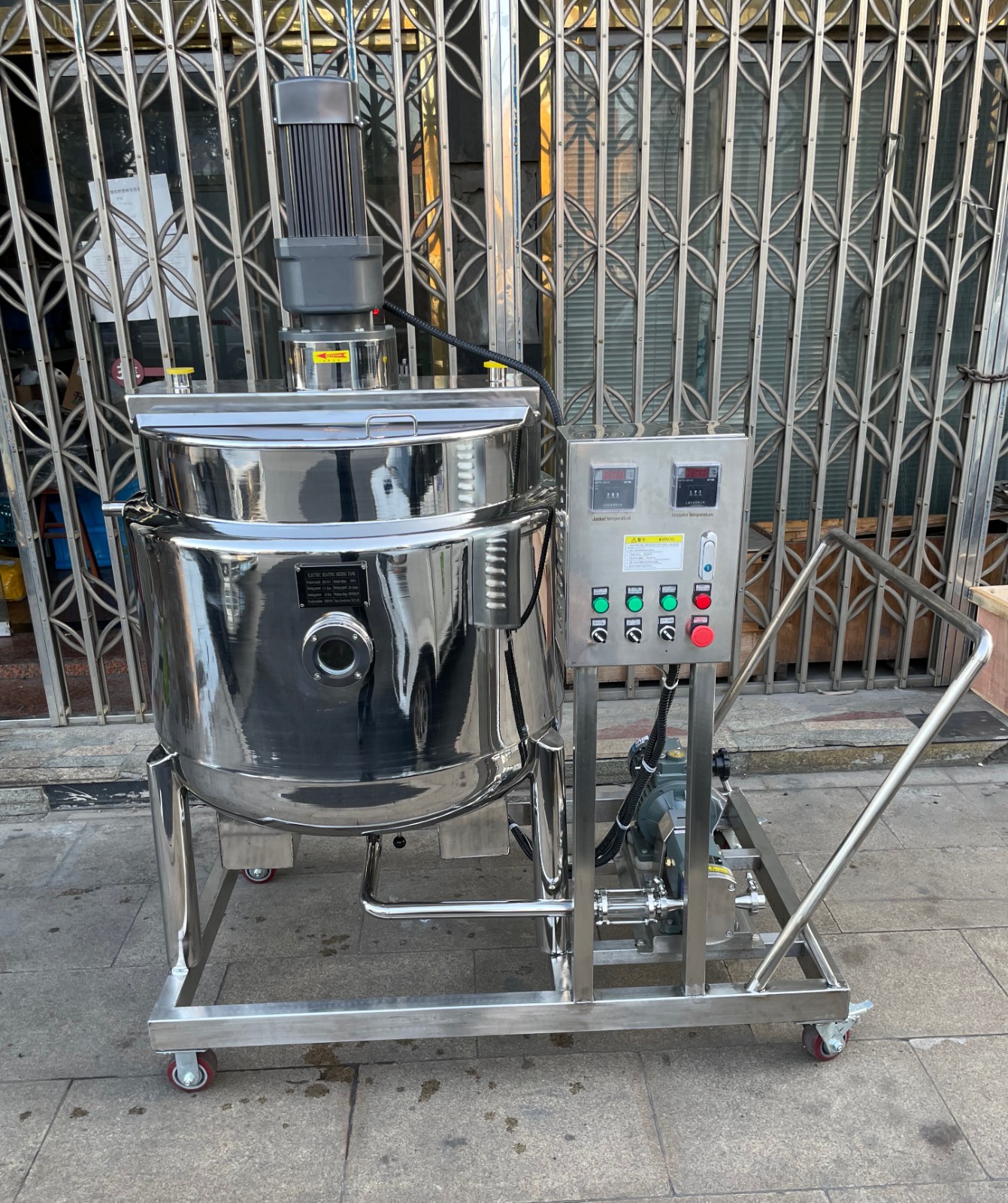 Liquid mixing tank