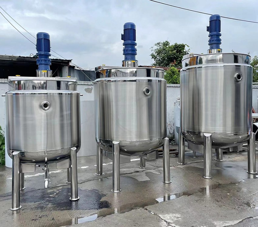 Steam heated mixing tank