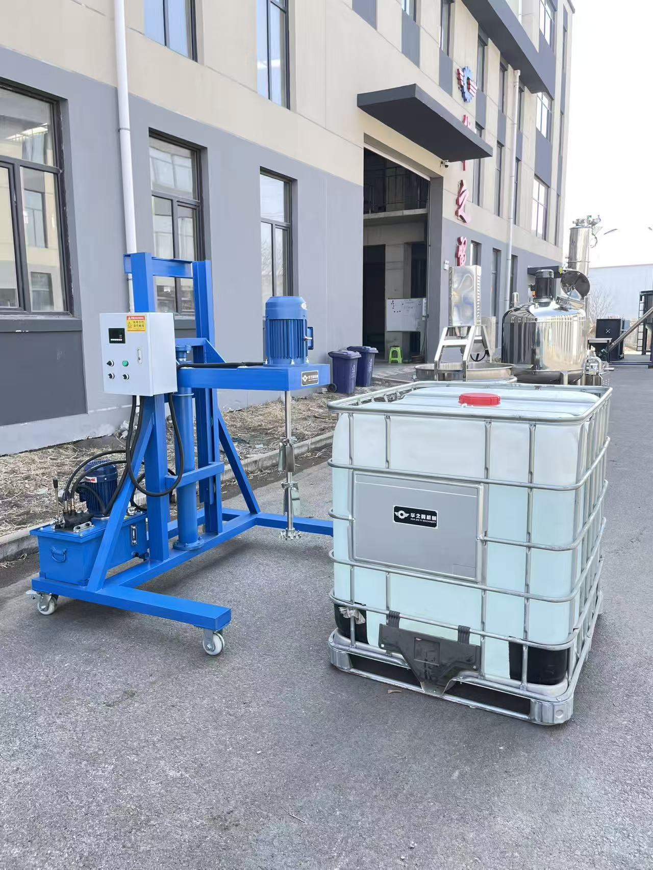 Hydraulic lifting mixer