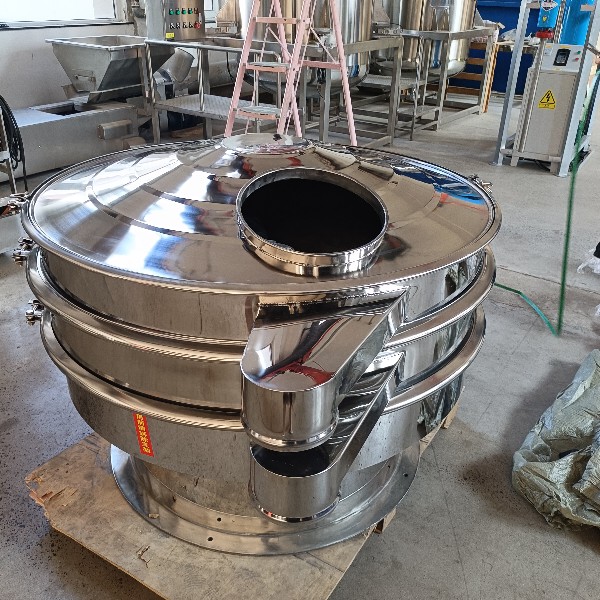 Single layer two outlet screening machine