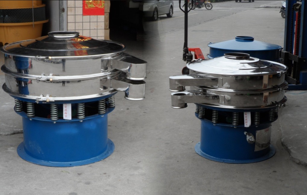 Single layer two outlet screening machine