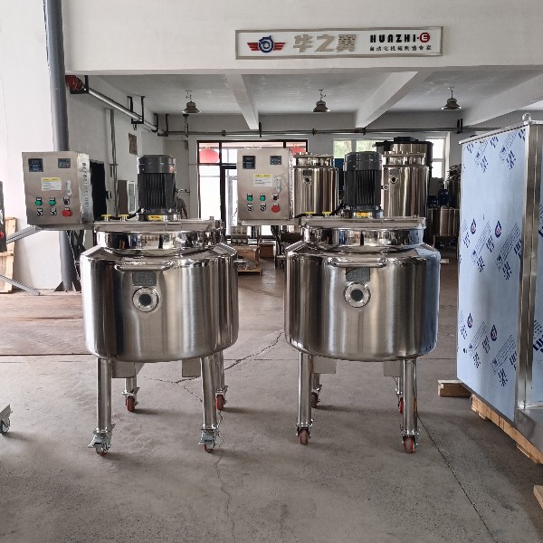 Steam heated mixing tank