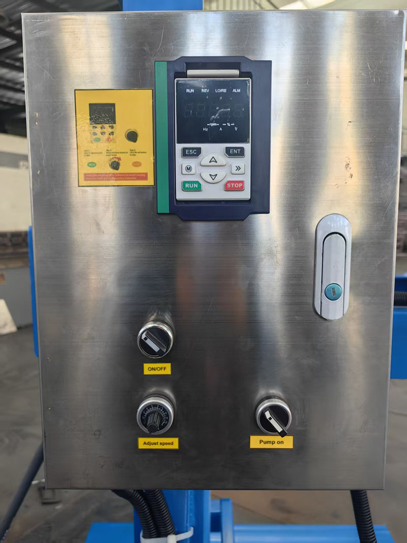 Hydraulic lifting liquid mixer
