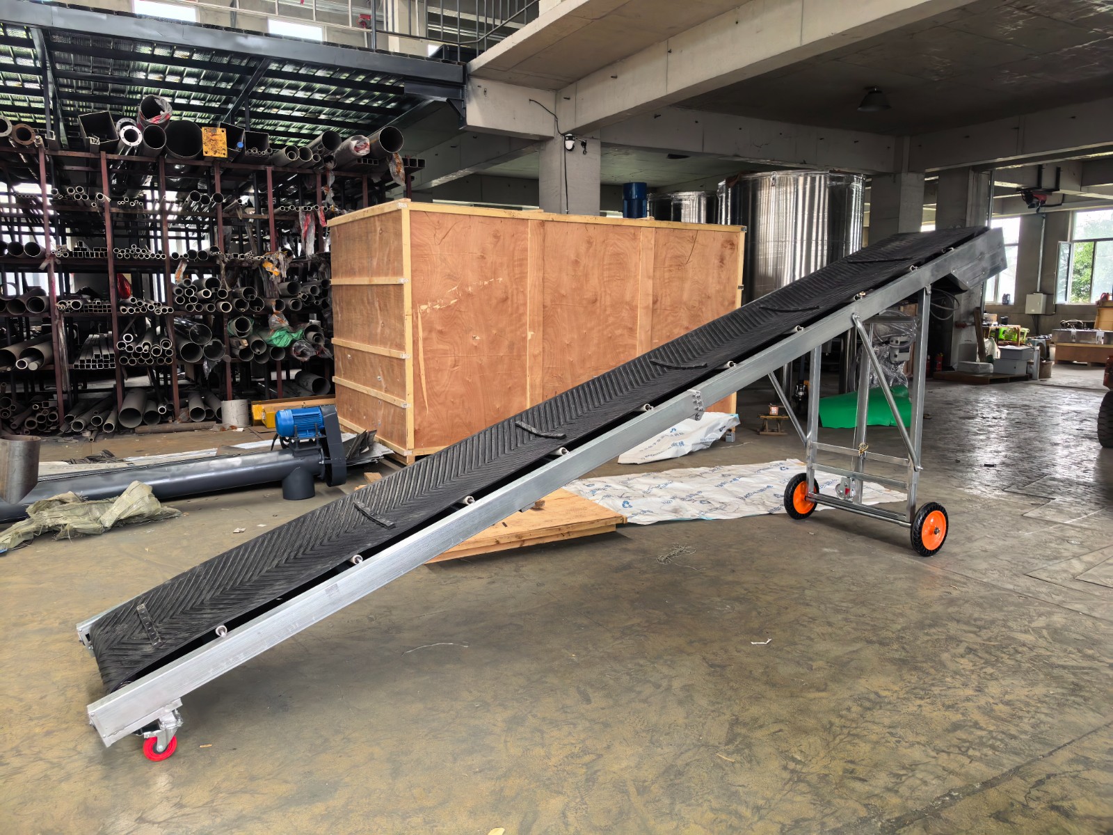 Anti slip climbing conveyor
