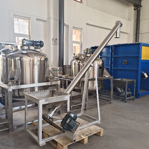 Dry powder plastic granule feeder