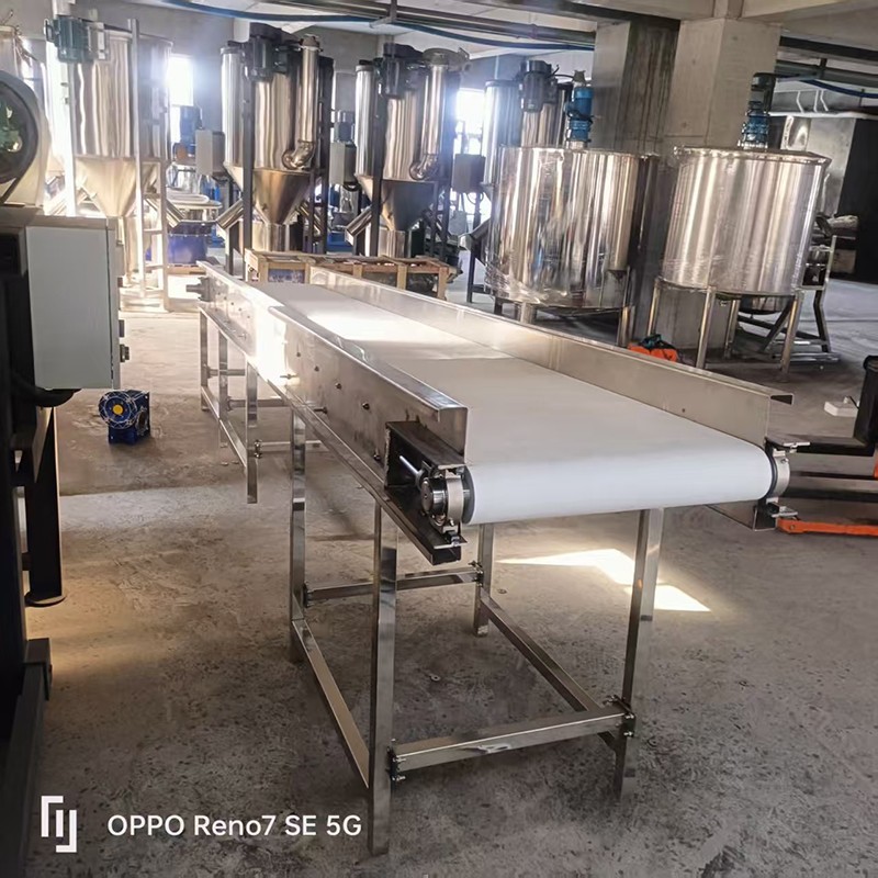 Skirt edge baffle conveyor belt