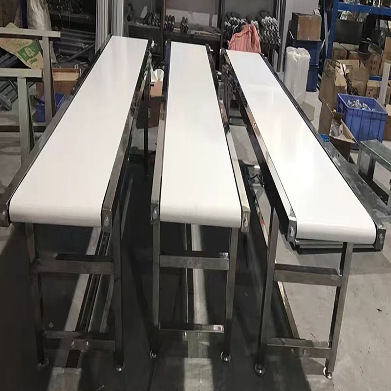 Skirt edge baffle conveyor belt