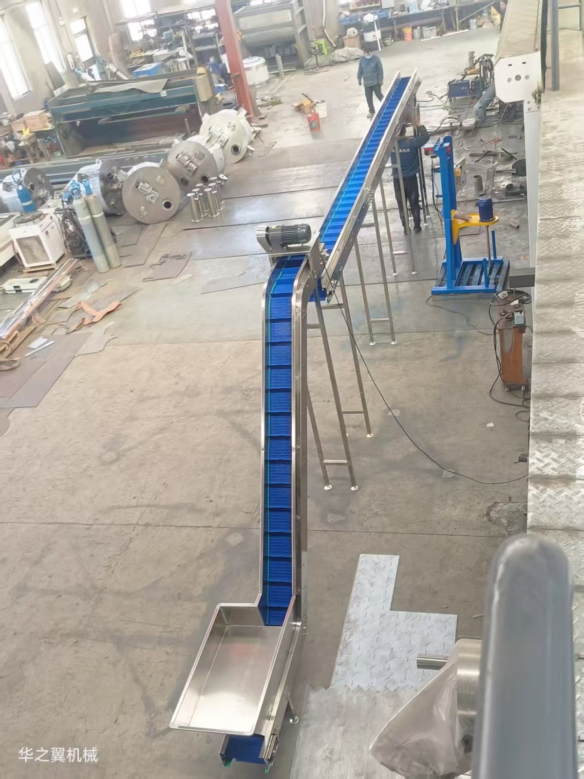 Parallel belt conveyor on assembly line