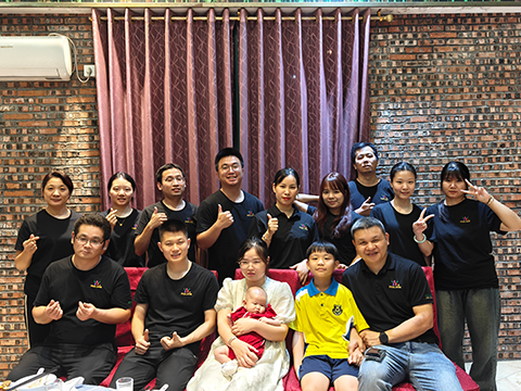 Colleagues are blessed with a daughter - a 100-day banquet