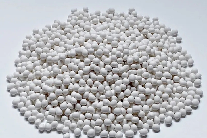 Quel type de colle blanche pour chants convient à la fabrication de meubles en grande série ?