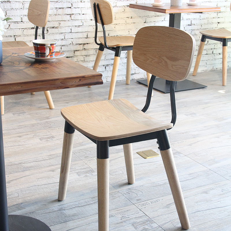 Σχέδιο μόδας Μπιστρό
 Καφές
 Δείπνο
 Καρέκλα από μεταλλικό πλαίσιο Bentwood
