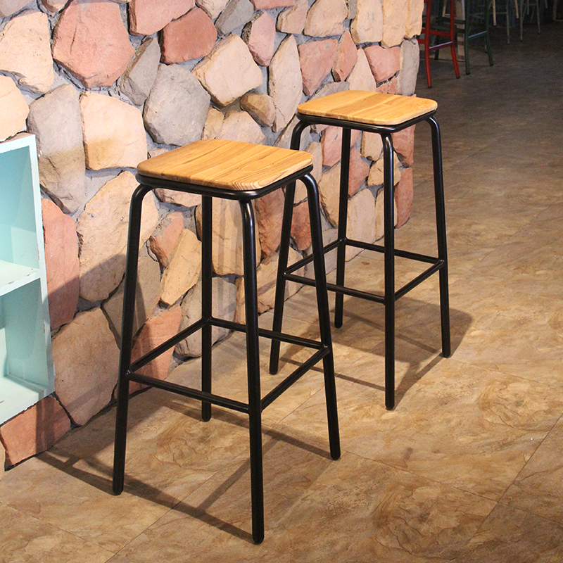 Китай Простой штабелируемый барный стул с квадратным деревянным сиденьем и высотой со стойкой, производитель
