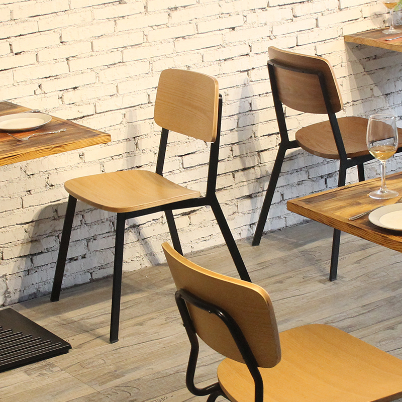 Silla de restaurante de café con marco de hierro y asiento de madera curvada de roble y nogal de diseñador
